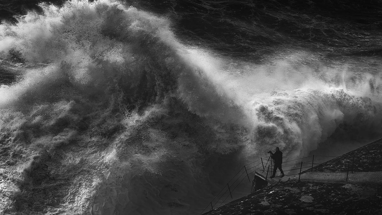 CHASING THE SEA STORM Poster och Canvastavla