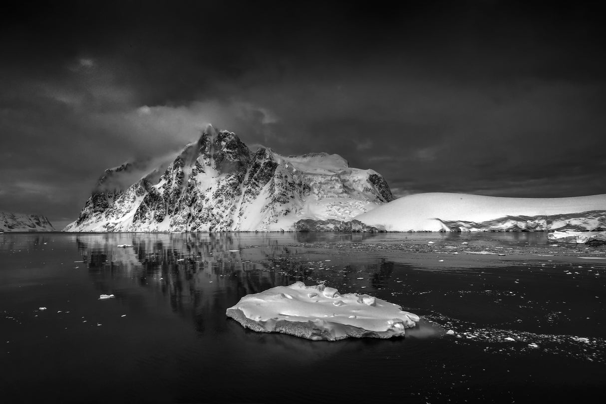 The Iceberg and Floe in Antarctica Poster och Canvastavla