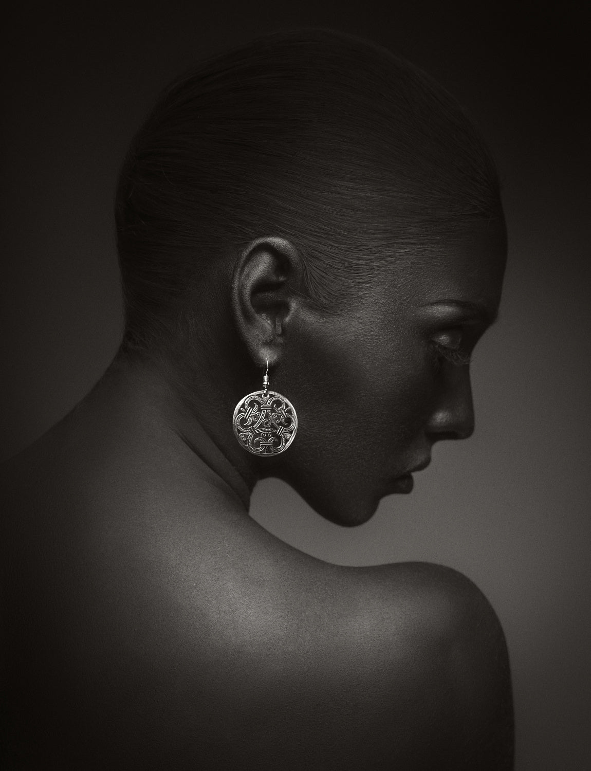 Model with an earring Poster och Canvastavla