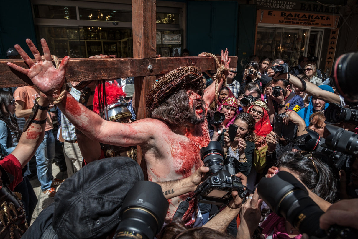 Crucifixion Paparazzi Poster och Canvastavla