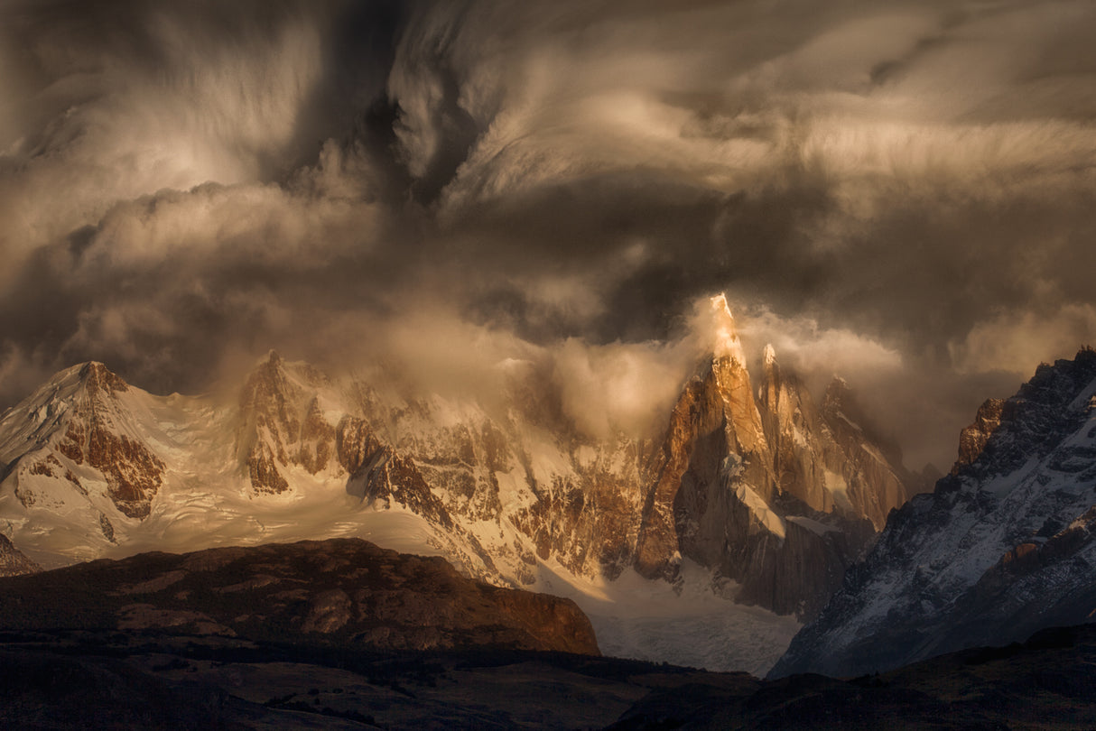 Before the storm covers the mountains spikes Poster och Canvastavla