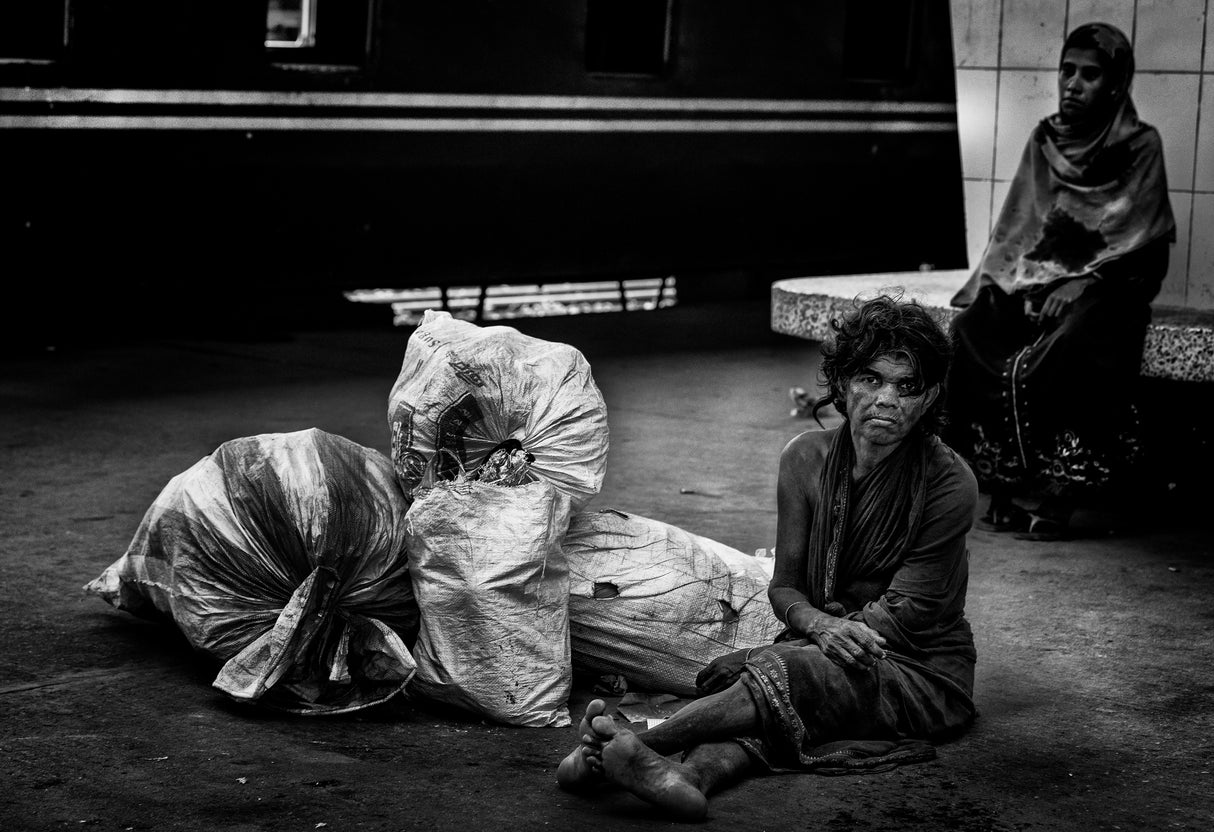In the train station of Dhaka. Poster och Canvastavla