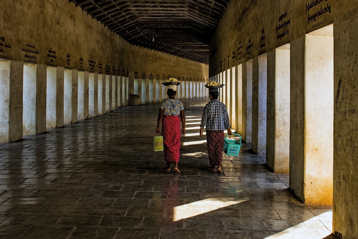 Women in pagoda Poster och Canvastavla