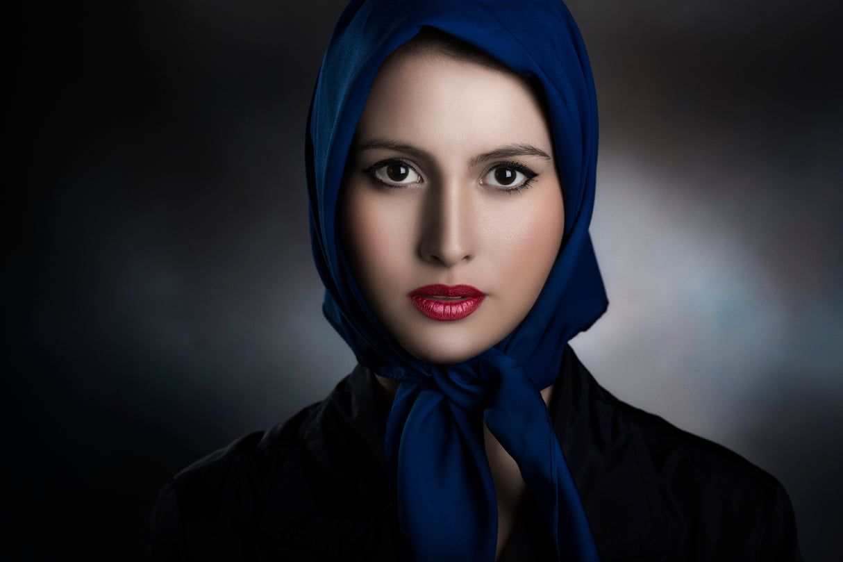 The girl with the blue scarf Poster och Canvastavla