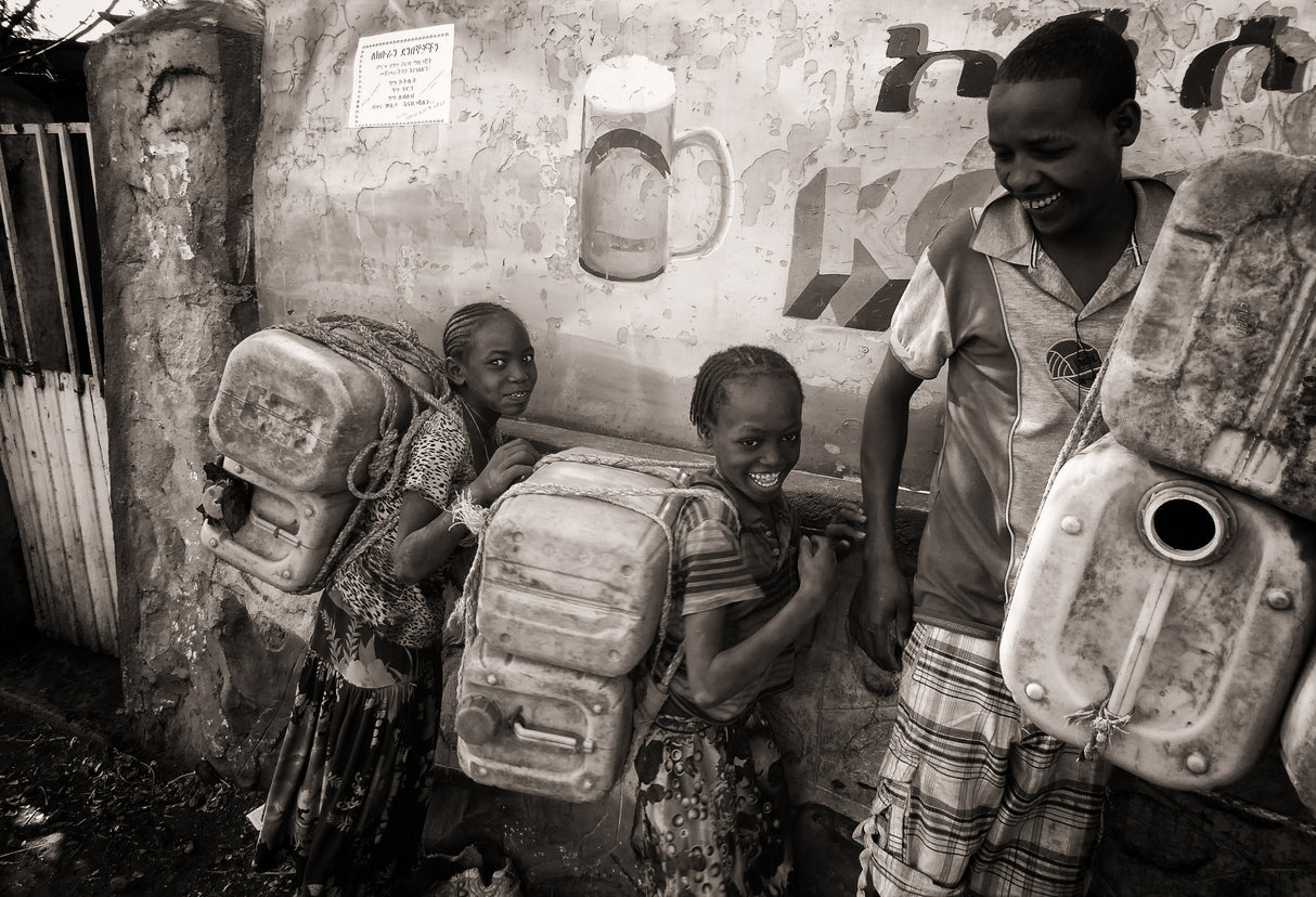 Ethiopia, in the way to collect water (black & white version) Poster och Canvastavla