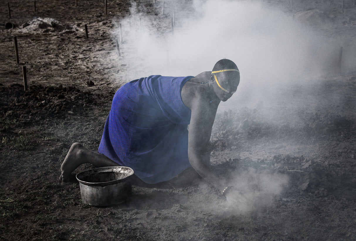 Mundari woman collecting dung - South Sudan Poster och Canvastavla