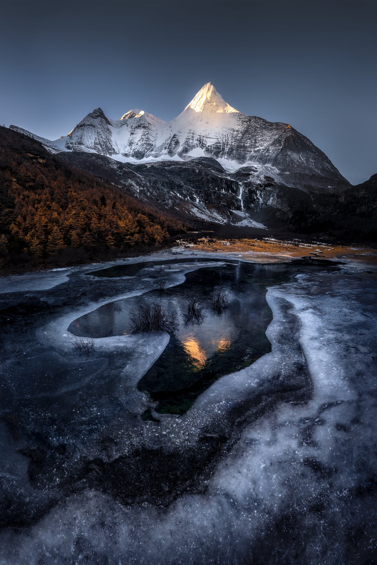 Yangmaiyong Snow Mountain During Freezeup Poster och Canvastavla