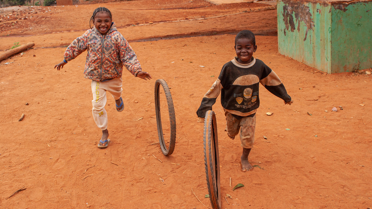 Children play with simple things Poster och Canvastavla