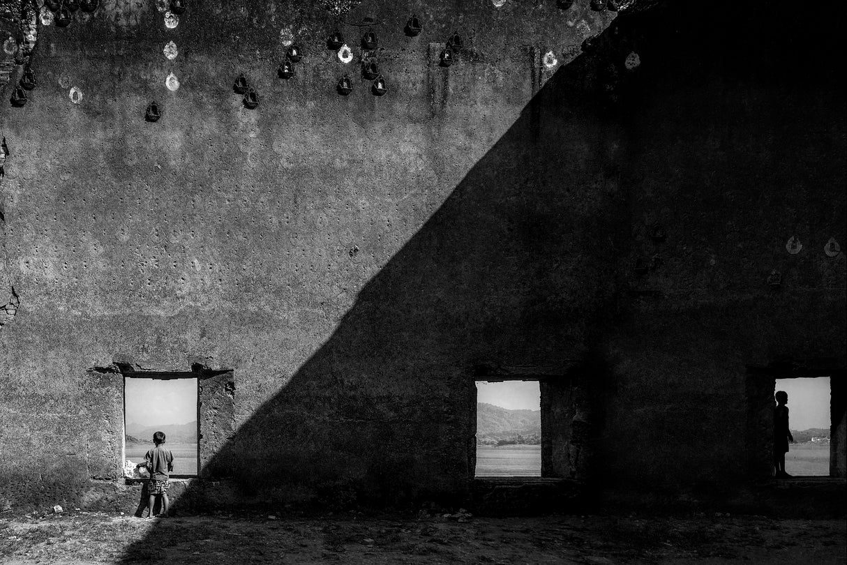 On the old wall Poster och Canvastavla