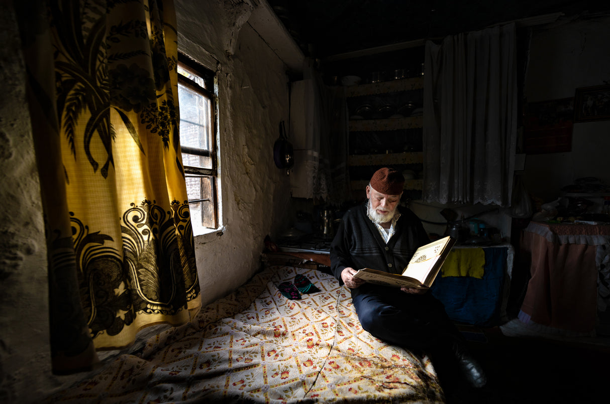 Reading has no age. Poster och Canvastavla