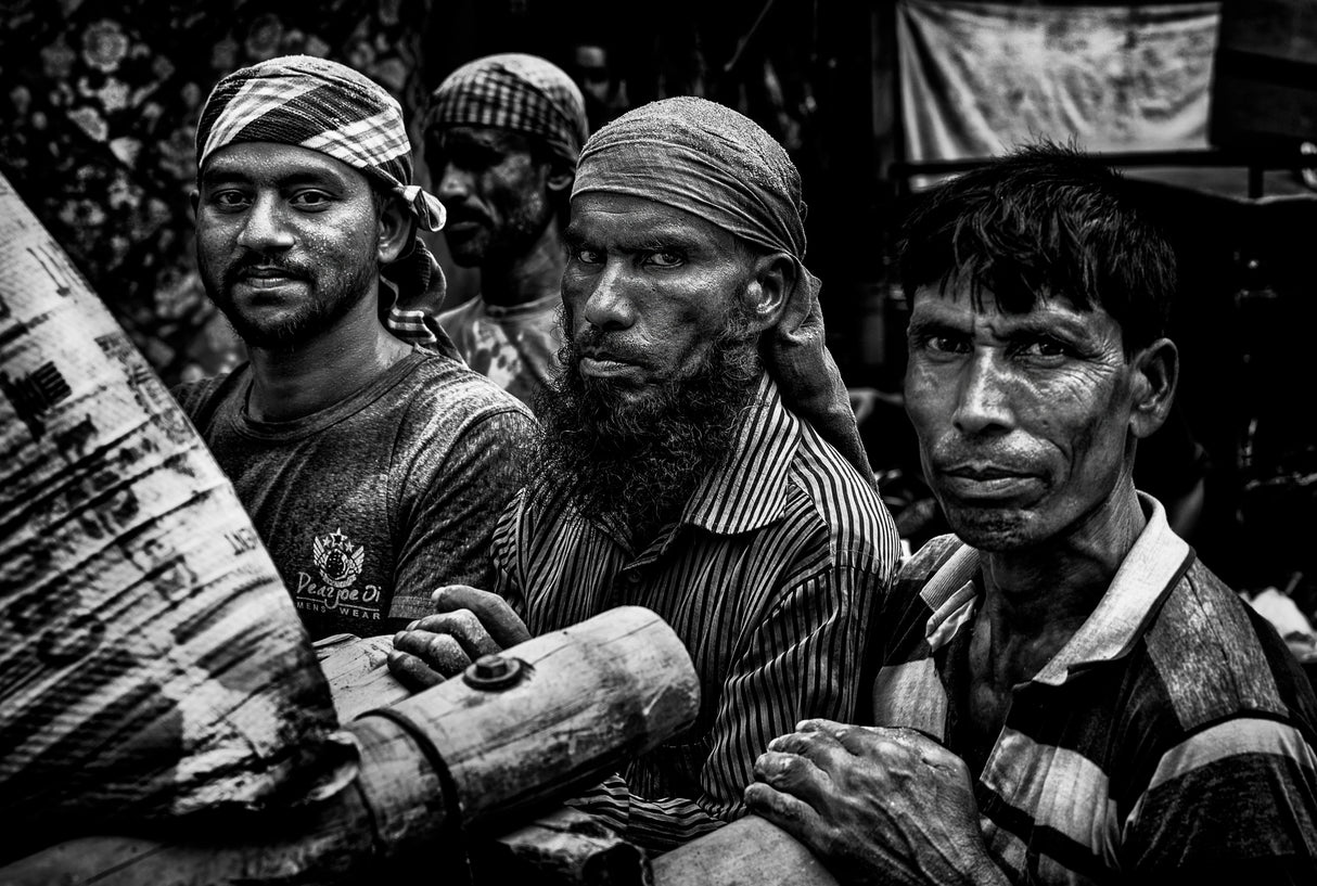 Men working in the street - Bangladesh Poster och Canvastavla