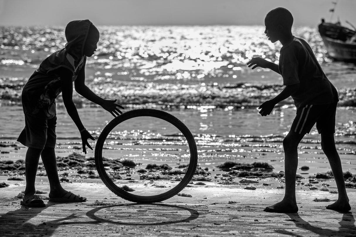 Africa kids playing with old wheel Poster och Canvastavla