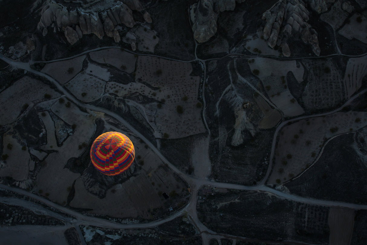 Balloon over Cappadocia Poster och Canvastavla