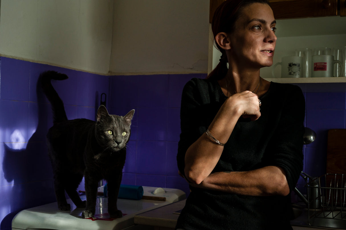 Woman with cat in the kitchen Poster och Canvastavla