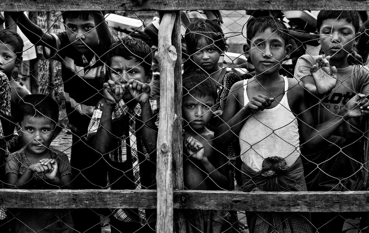 Rohingya children observing the distribution of food in boxes to other children. Poster och Canvastavla
