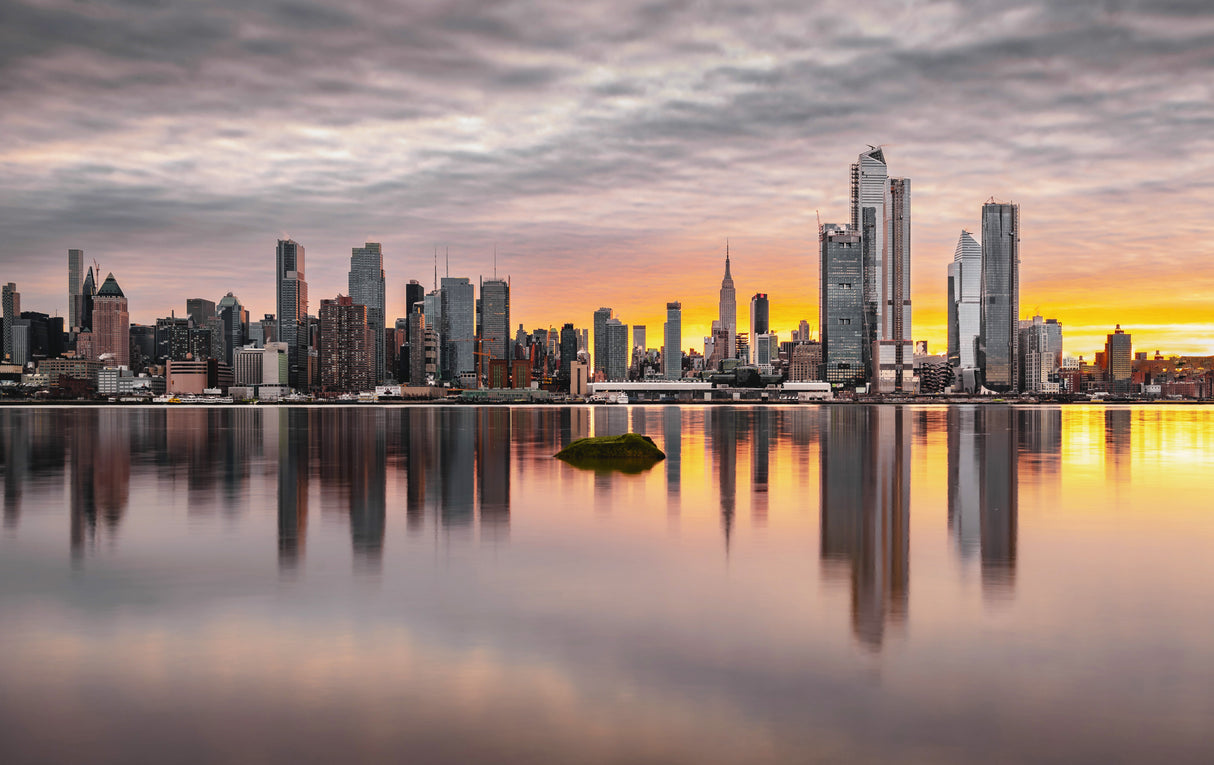 Dawn's Reflection: Manhattan Skyline over Hudson Poster och Canvastavla
