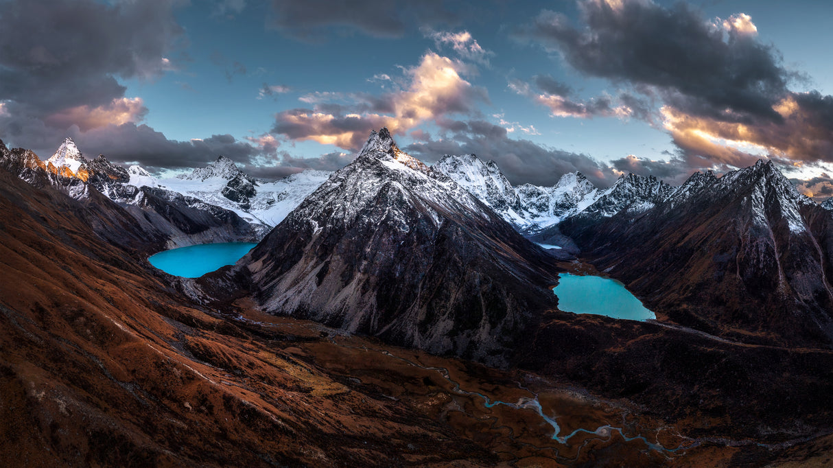 Mysterious Twin Lakes in Nien Ching Tangura Mountains Poster och Canvastavla