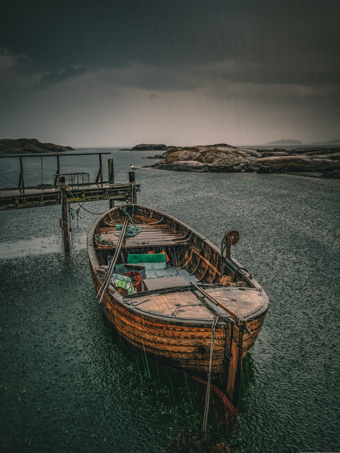 Old fishingboat in the rain Poster och Canvastavla