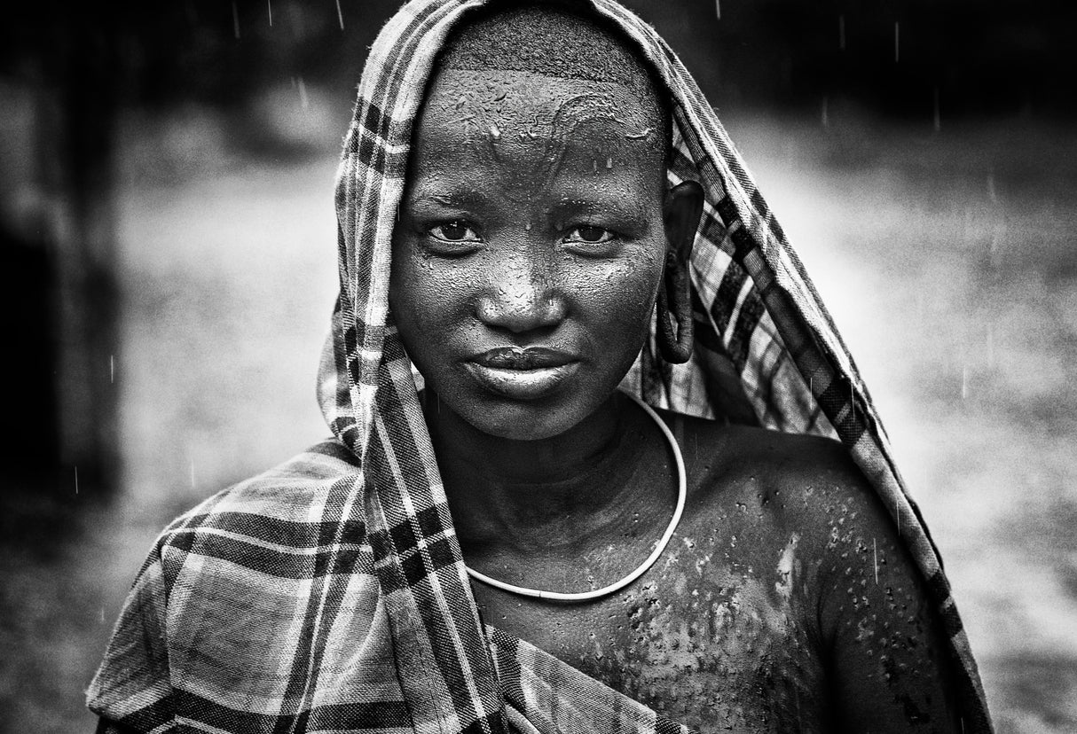 Surmi tribe girl on the rain - Ethiopia Poster och Canvastavla