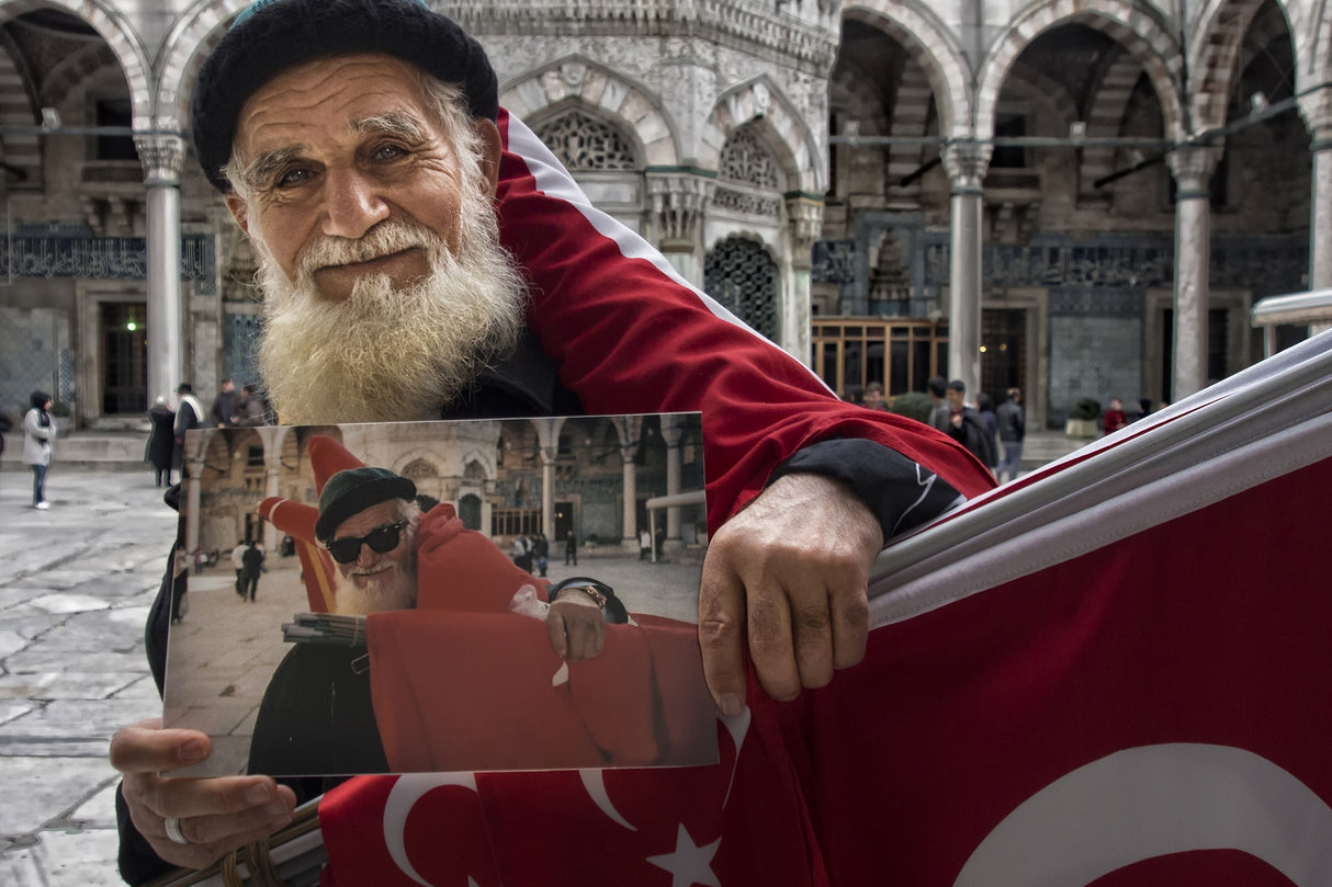 Feramuz ,,, flag seller ,,, Poster och Canvastavla