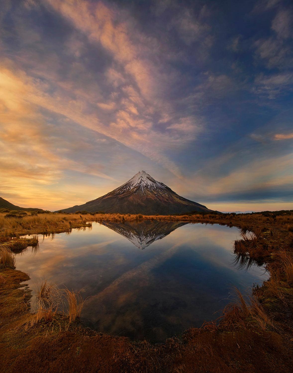 Mount Taranaki: Winter Sunrise Poster och Canvastavla