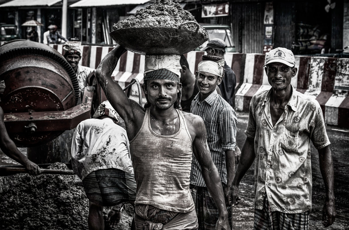 Working in the streets of Dhaka - Bangladesh Poster och Canvastavla