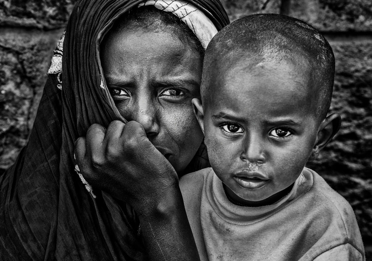 Homeless woman and her child in the streets of Addis Abbaba Poster och Canvastavla