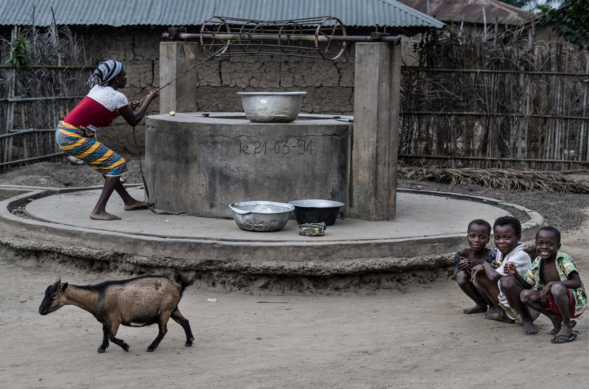 Drawing water from the well in a little village in Benin Poster och Canvastavla