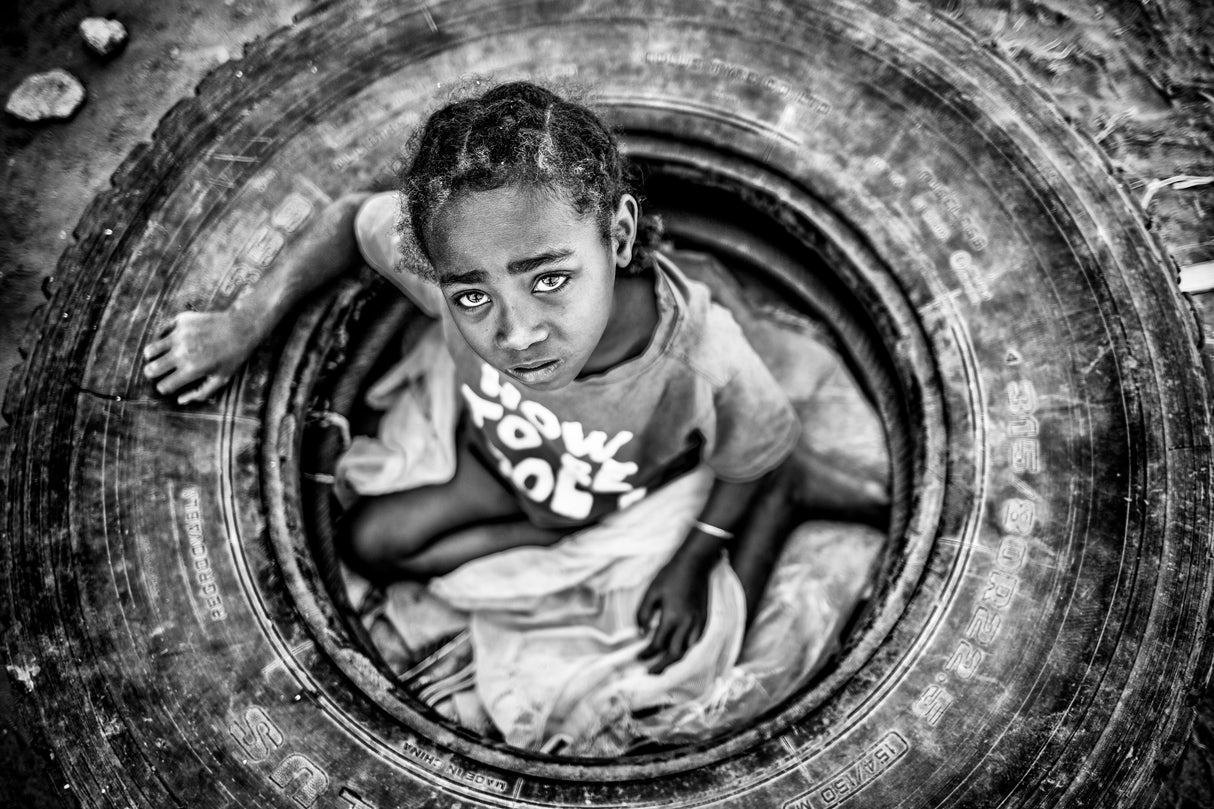 The girl in the tire Poster och Canvastavla