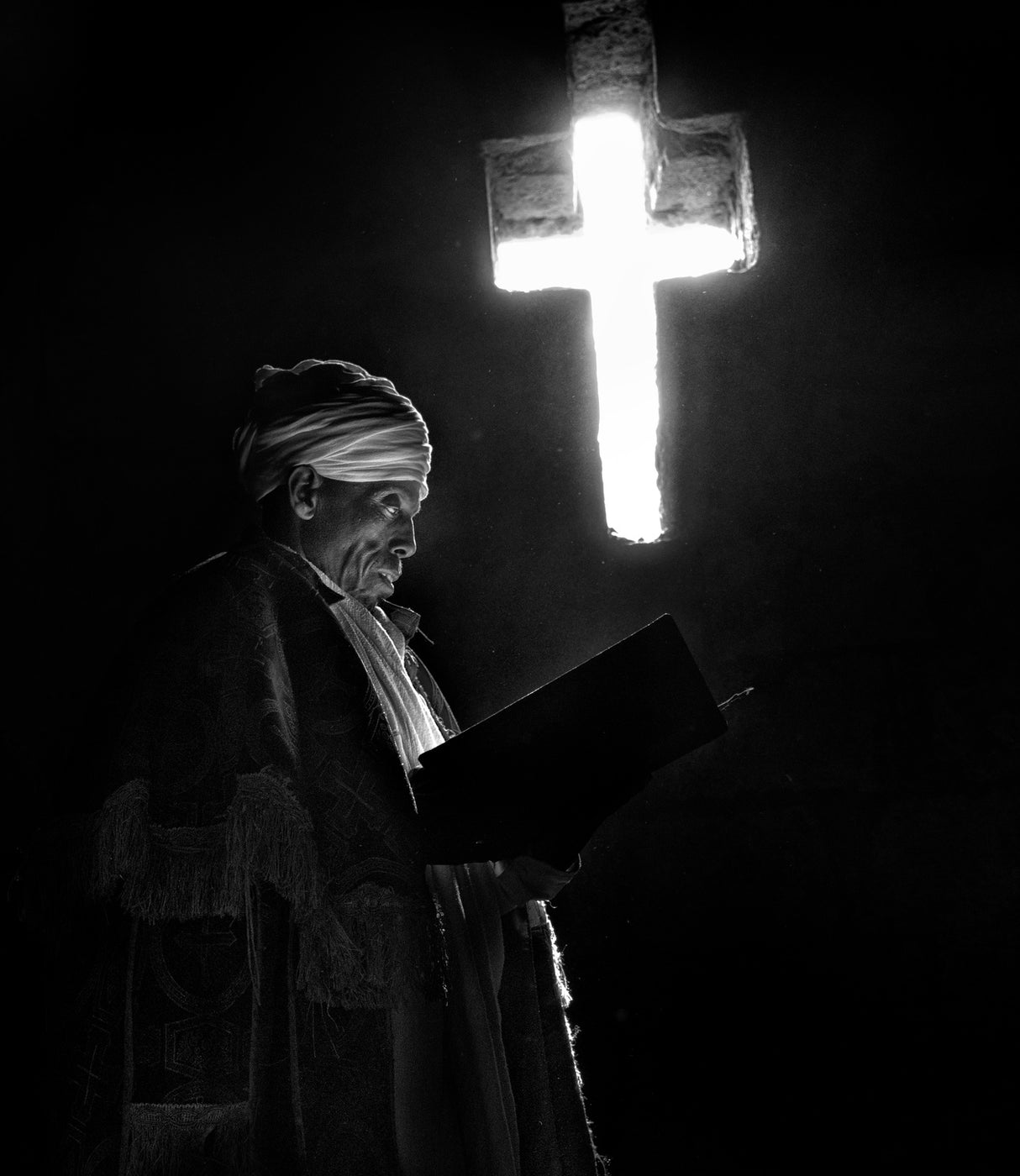 The priest, the book and the cross of light Poster och Canvastavla