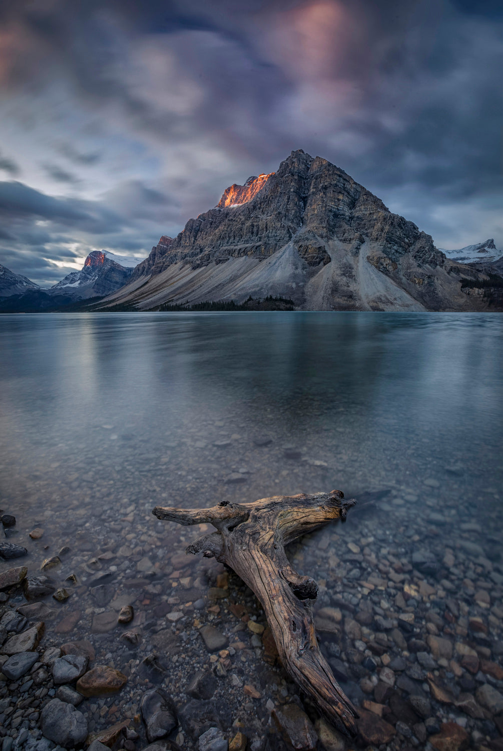 A Cloudy Day in Bow Lake Poster och Canvastavla