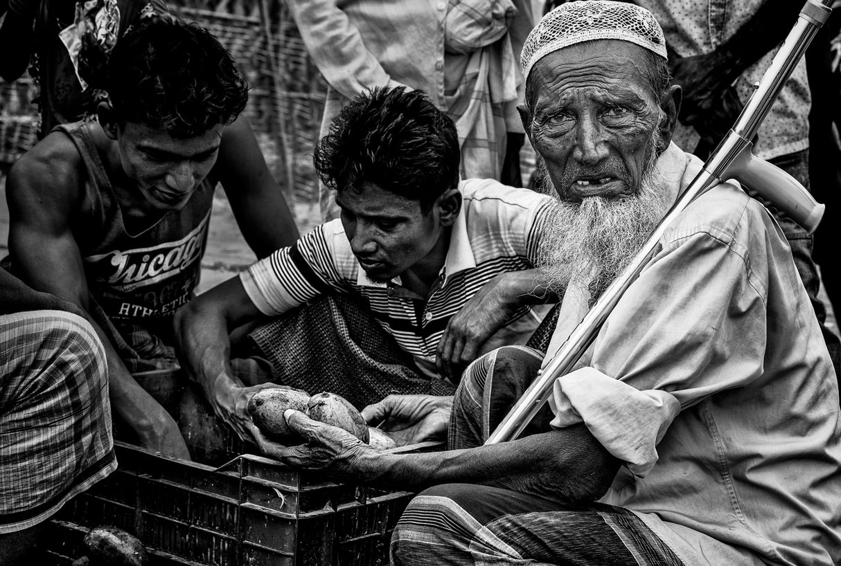 Rohingya refugee people buying some mangoes - Bangladesh Poster och Canvastavla