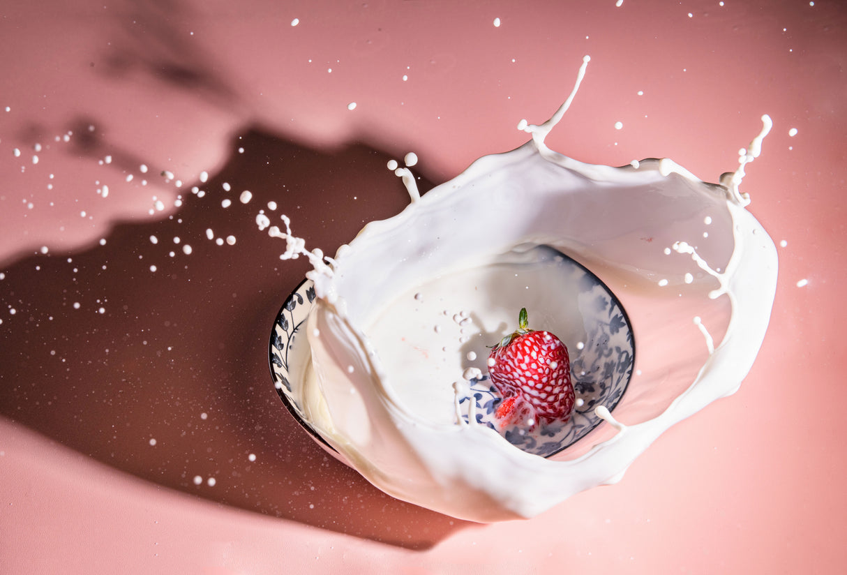 Strawberry fall into the milk trap Poster och Canvastavla