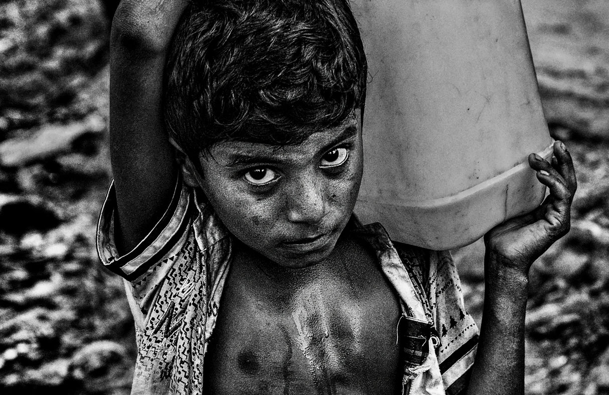 Refugee child carrying a container of water Poster och Canvastavla