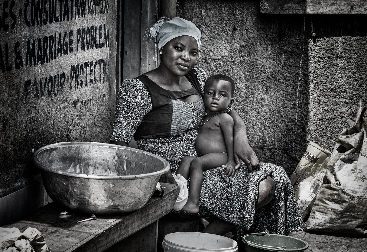 Mother and her child in the streets of Ghana. Poster och Canvastavla