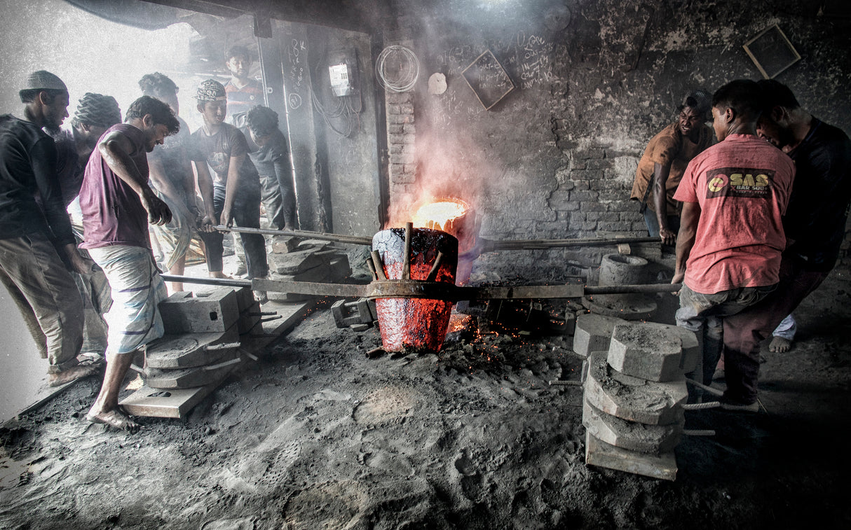 working at Char Kaliganj shipyard Poster och Canvastavla
