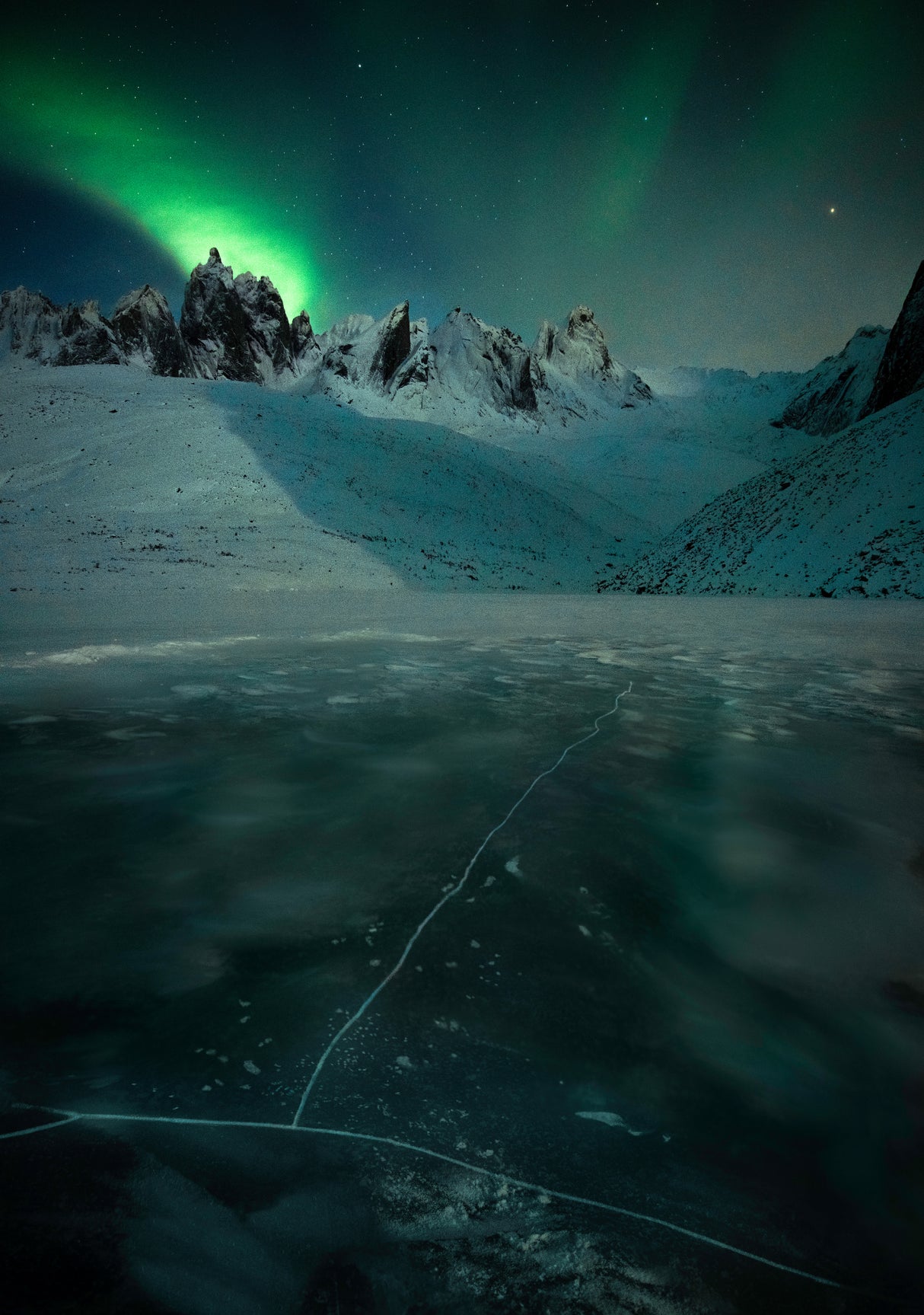 Aurora over Mount Monolith Poster och Canvastavla