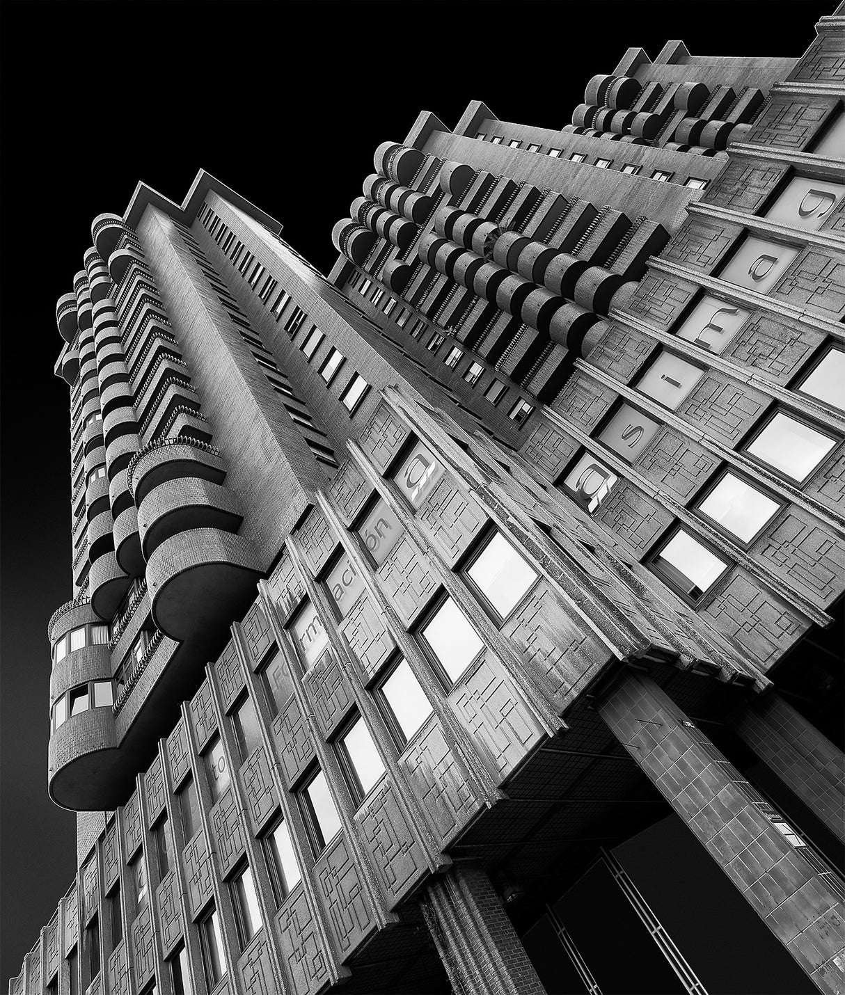 Plaza Building Poster och Canvastavla