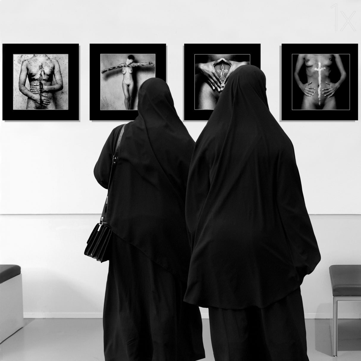 Watching the exhibition of John Lommen Poster och Canvastavla