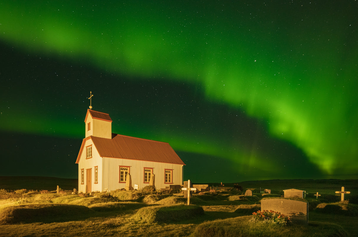 Aurora's Dance: Chasing the Northern Lights Poster och Canvastavla