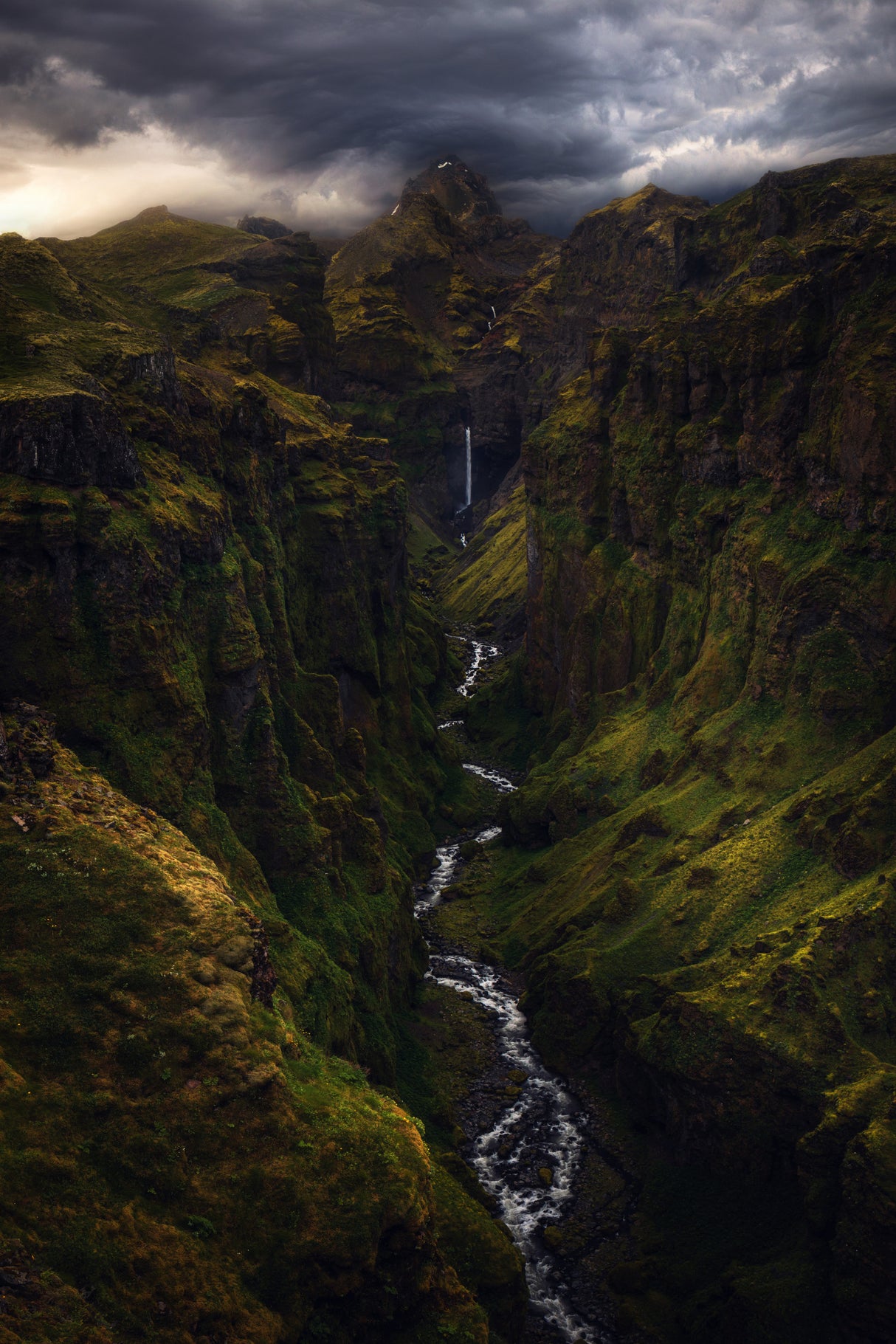A Dramatic Moment in Iceland Poster och Canvastavla