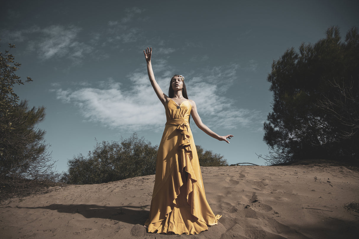woman in yellow dress Poster och Canvastavla