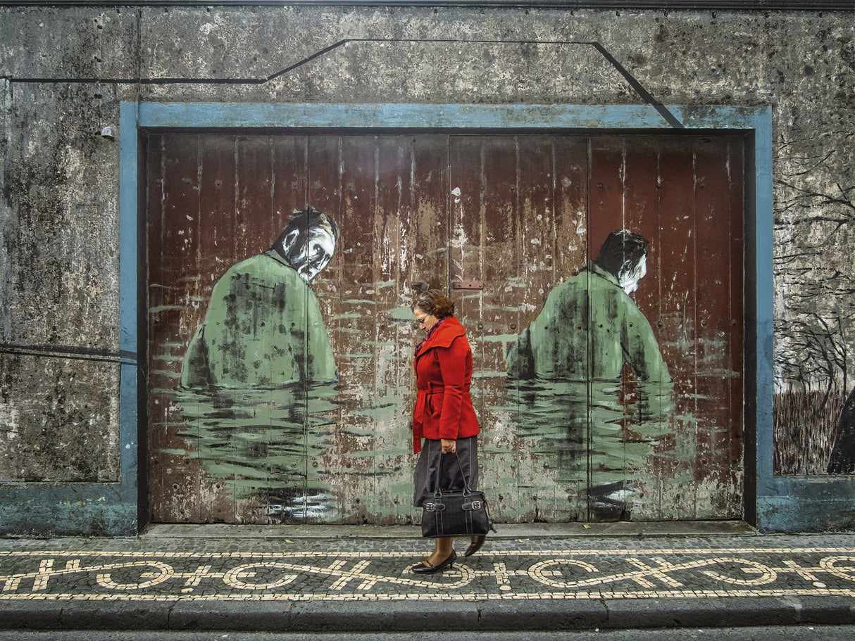 Walking down the Street Poster och Canvastavla