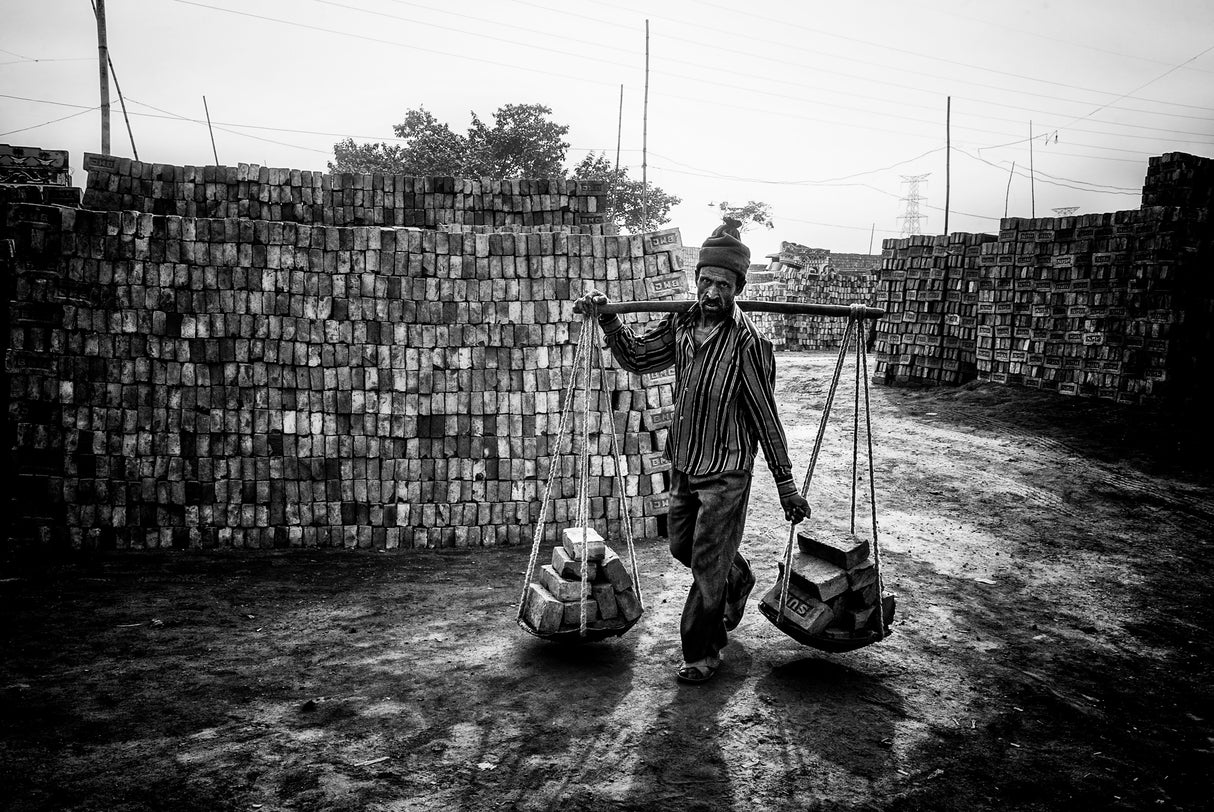 Carrying bricks - Bangladesh Poster och Canvastavla