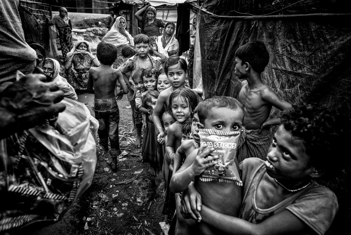 Rohingya refugee children queuing to receive some snacks - Bangladesh Poster och Canvastavla