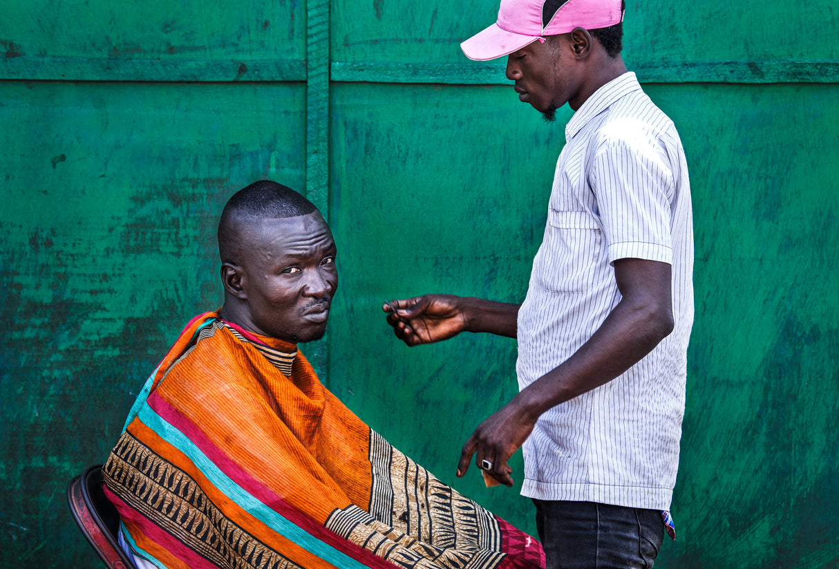 At the hairdesser in the streets of Accra - Ghana Poster och Canvastavla