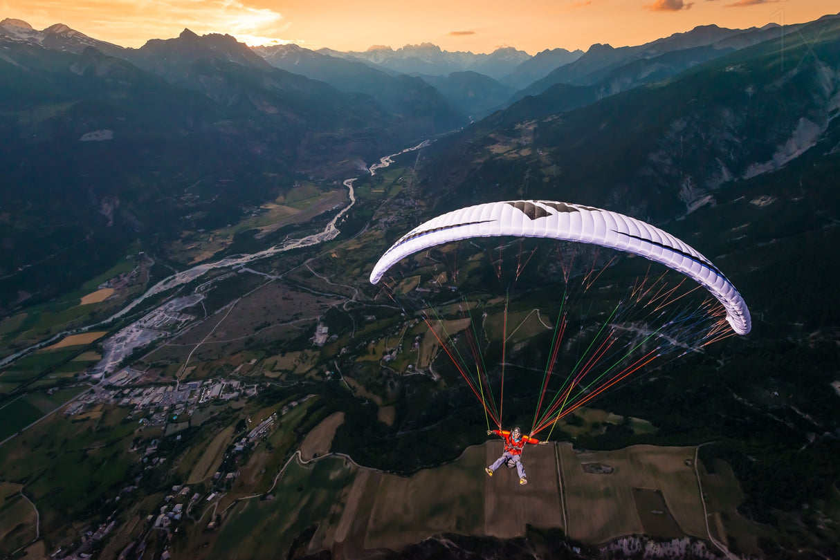 Sunset high flying with Jean-Baptiste Chandelier Poster och Canvastavla