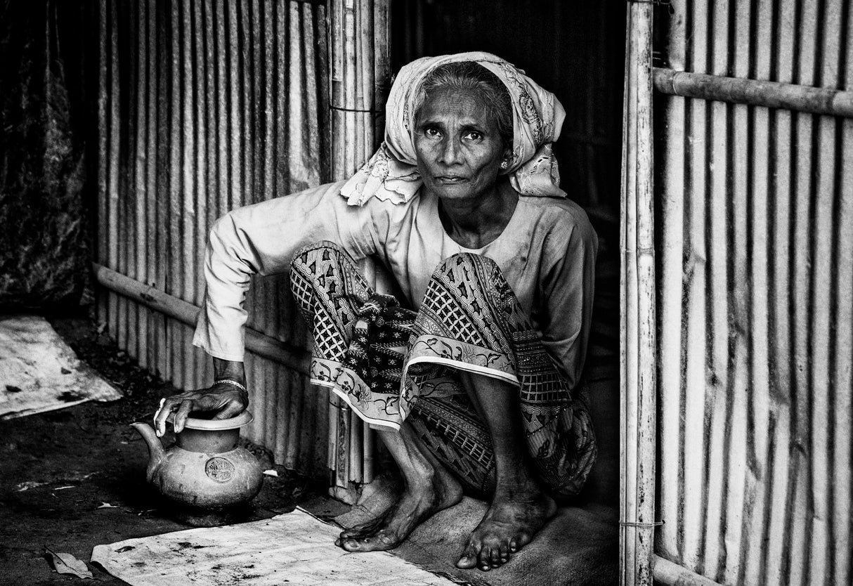 Rohingya woman at the entrance of her home - Bangladesh Poster och Canvastavla
