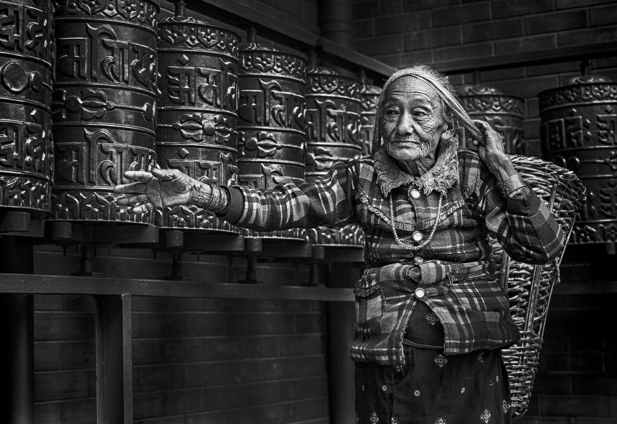 Nepali Old Woman Poster och Canvastavla