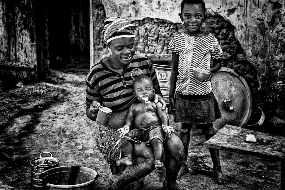 Feeding her child with milk - Benin Poster och Canvastavla